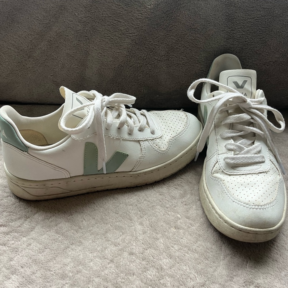 Veja V10 Women Size US 7
